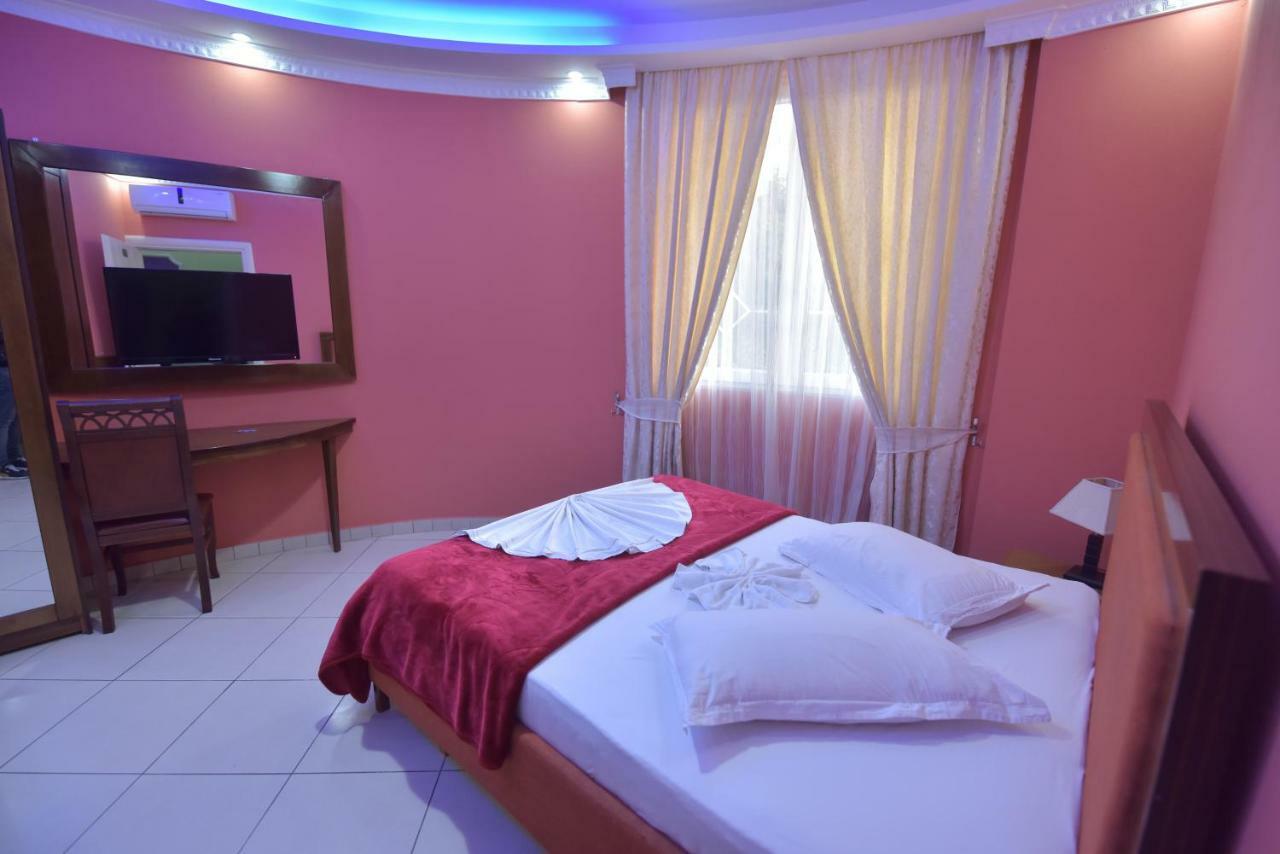 Hotel Emigranti Shkodër エクステリア 写真