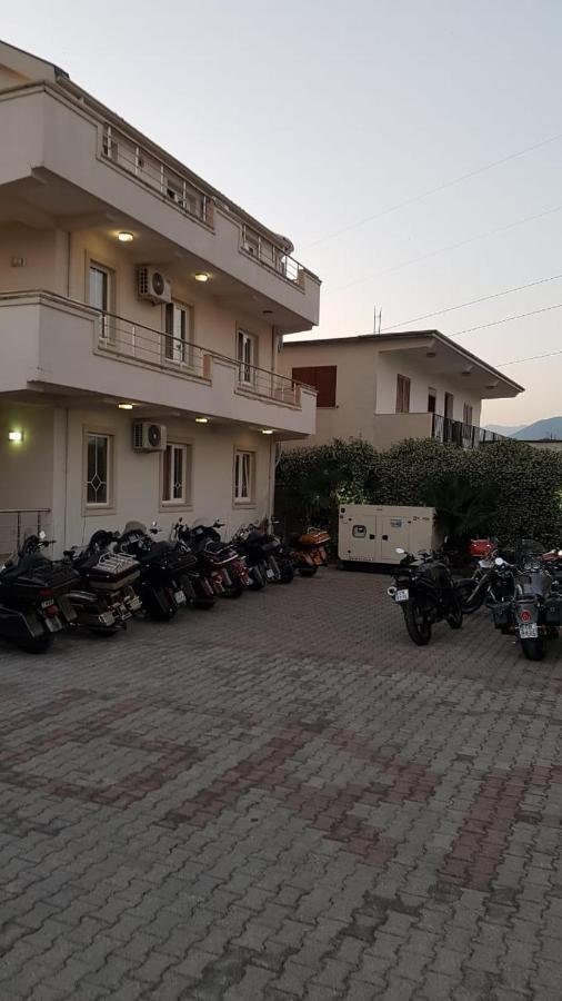 Hotel Emigranti Shkodër エクステリア 写真